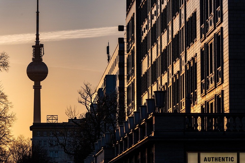 Beste Rooftop-Bars in Berlin für Sonnenuntergänge