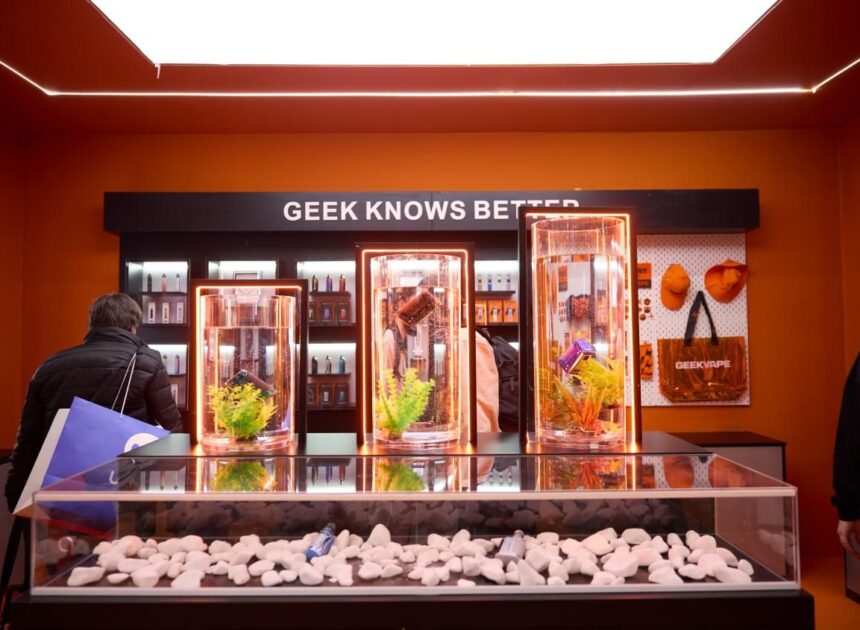 GEEKVAPE präsentiert auf der Vapexpo Paris das Konzept „GEEK STORE“ und zeigt Partnern das Retail-Erlebnis der Zukunft