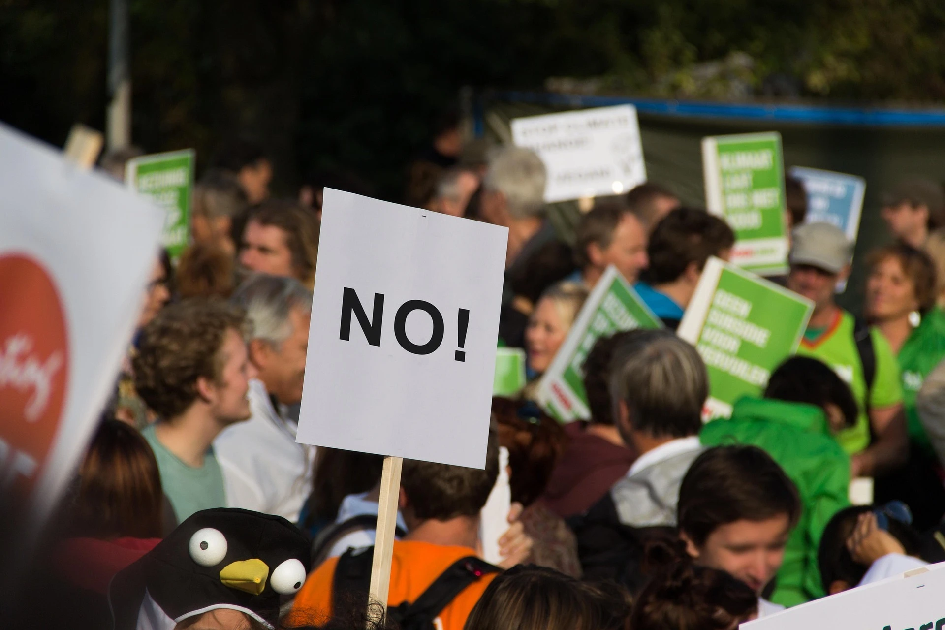 Eine Demo, zwei Videos, zwei völlig unterschiedliche Menschenmengen
